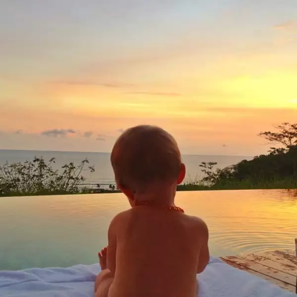 Vivian disfrutando de un hermoso paisaje.