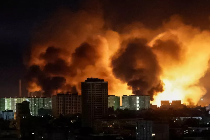 Una explosión de un dron ilumina el cielo sobre la ciudad durante un ataque con drones rusos, en medio del ataque de Rusia a Ucrania, en Kiev, Ucrania, el 24 de mayo de 2025.