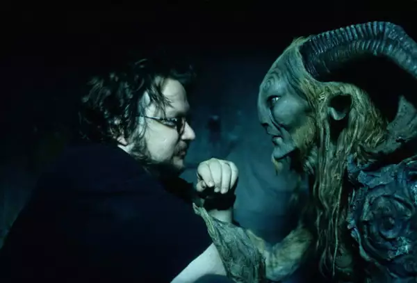 Guillermo Del Toro dirigió El Laberinto del Fauno, una cinta favorita de Chris.