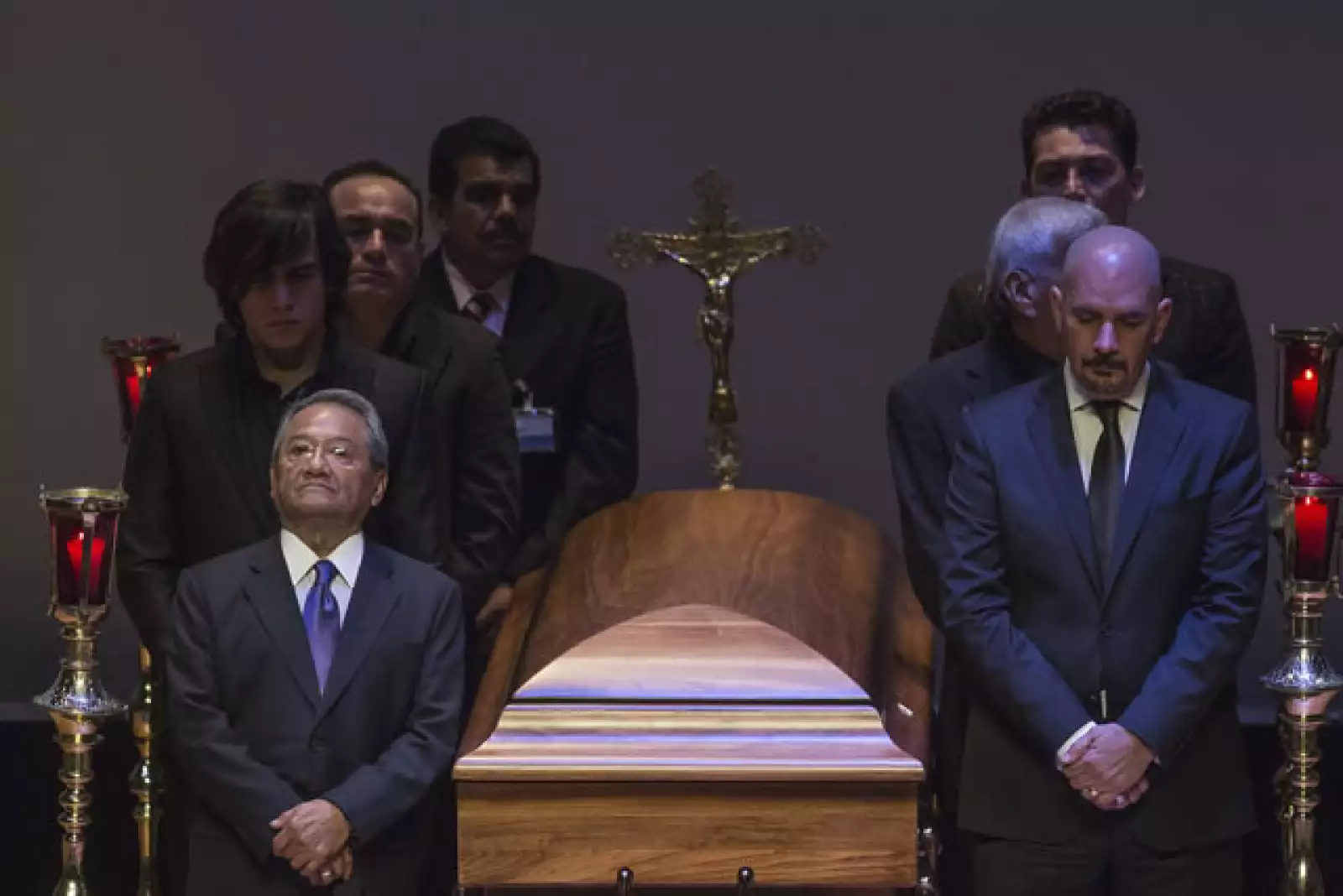 José Manuel, Federico y Julián Figueroa, así como Armando Manzanero y Roberto Cantoral Jr., hicieron guardia al cuerpo de Joan Sebastian.