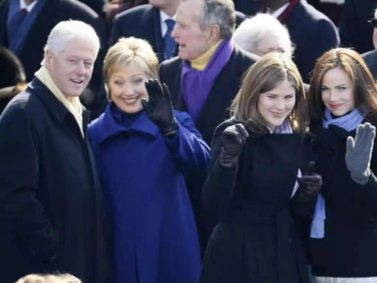 El ex presidente Bill Clinton, su esposa Hillary y sus hijas Jenna y Bárbara mandan saludos a las hijas de Obama.