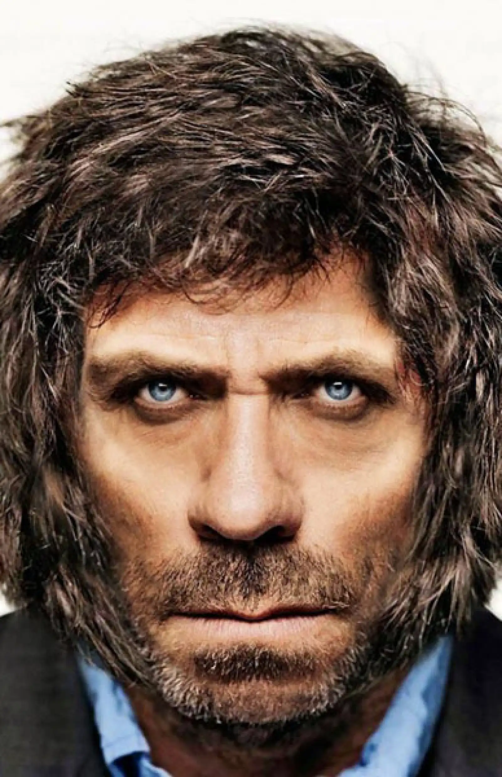Sin duda al actor británico Hugh Laurie le sienta muy bien este look, sobre todo por la actitud de su personaje del Dr. House.