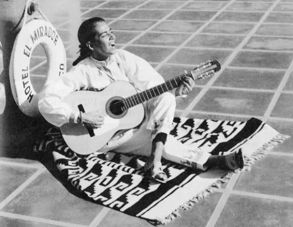 Ensayando en la terraza del hotel El Mirador, en Acapulco, en donde iba a oirla cantar Elizabeth Taylor en los años50.
