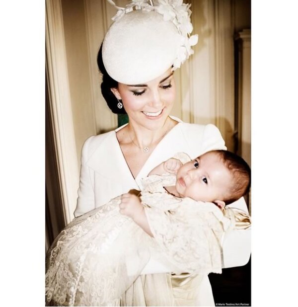 Kate con la Princesa Charlotte en brazos, en Sandrinham House.