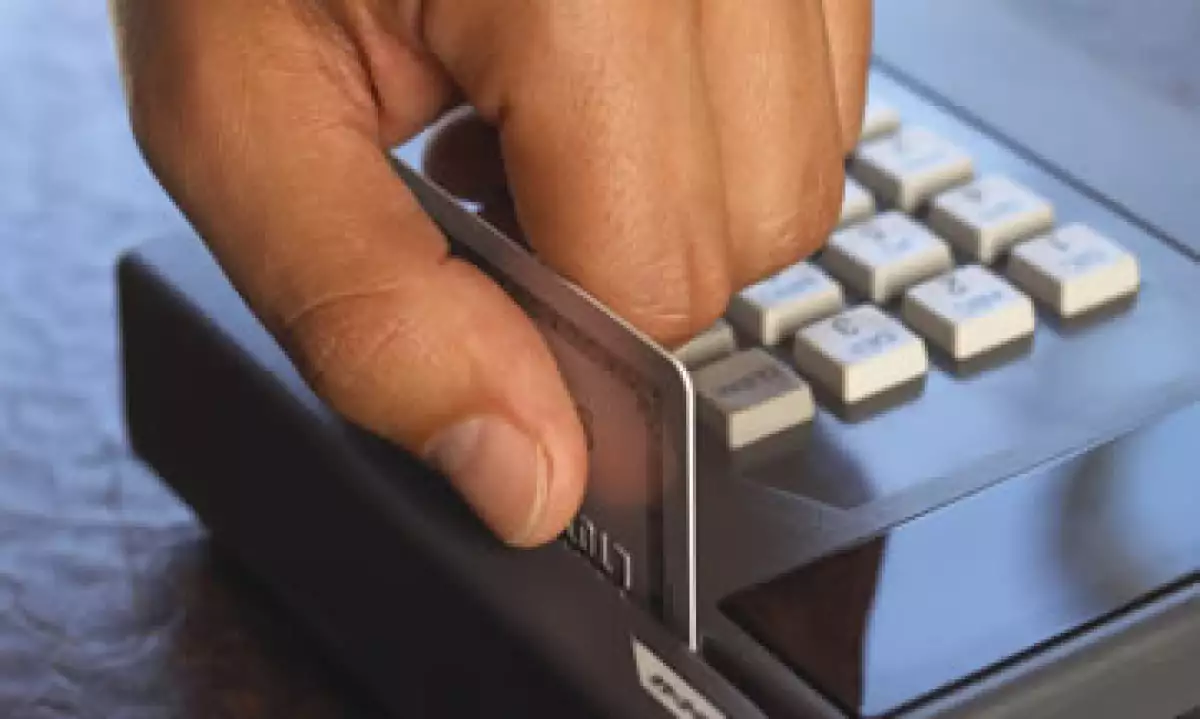 La implementación de chip aumenta en más de dos veces el costo de los plásticos, afirma Banamex. (Foto: Thinkstock)