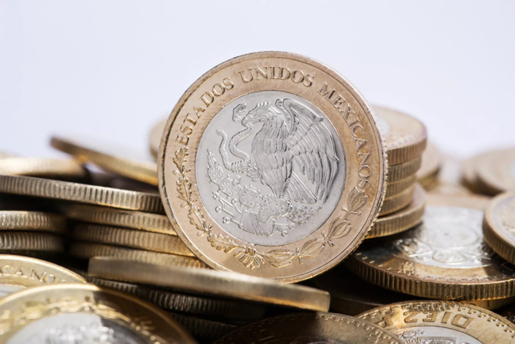 monedas mexicanas con fondo blanco