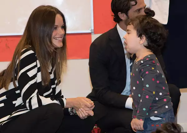 La princesa se mostró paciente y cariñosa con los refugiados.