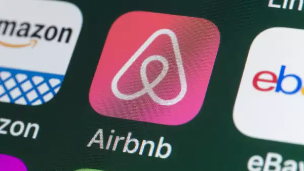 Airbnb, Amazon, ebay, News and other Apps on iPhone screen