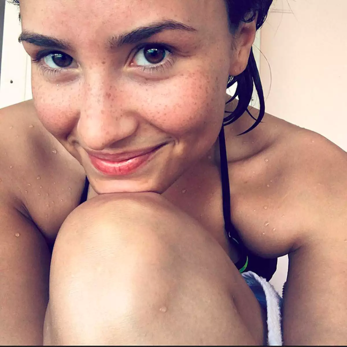 La cantante y actriz reconoce que no está en forma, pero con mucho orgullo presumió su figura y dice estar satisfecha con ella.