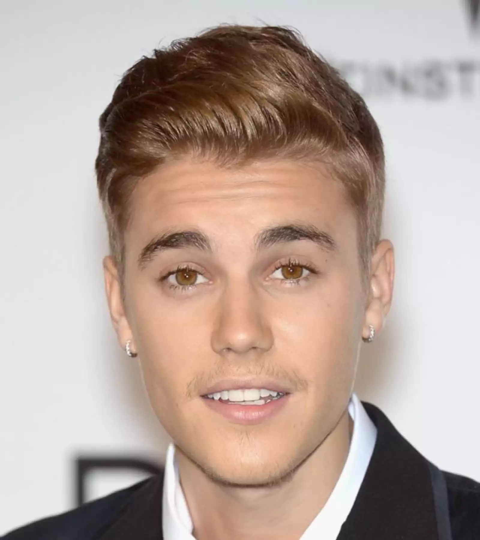 Justin Bieber- El polémico canadiense de 20 años comenzó por ser la sensación del `teen world´, hoy ha cambiado su dulce cara por algunos cuantos incidentes fuera de lugar.