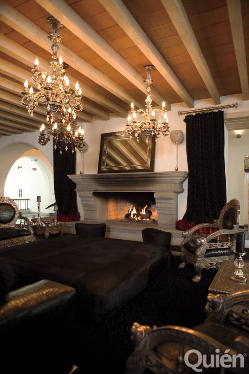 UN POCO DARK. La sala principal de la casa tiene muebles antiguos y lámparas italianas.