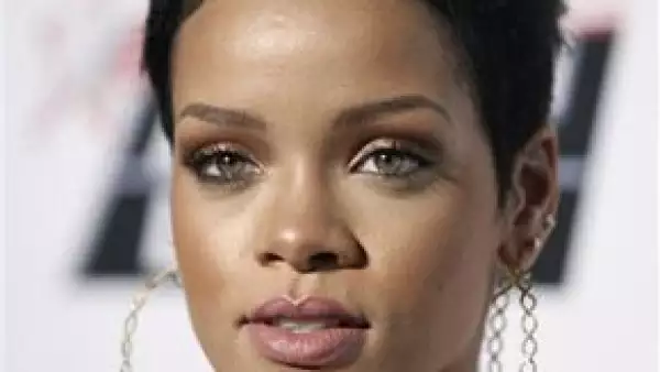 Un nuevo video de la organización para adolescentes DoSomething.org presenta actores recreando la sombría y altamente publicitada confrontación de la estrella del pop con su novio Chris Brown.