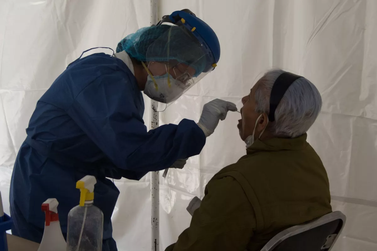 La Secretaría de Salud instaló en la Plaza Reina de los Ángeles, en la colonia Guerrero, un módulo de atención para Covid-19, a la cual se pueden acercar vecinos que tengan la sospecha de estar infectados o que hayan convivido con personas positivas