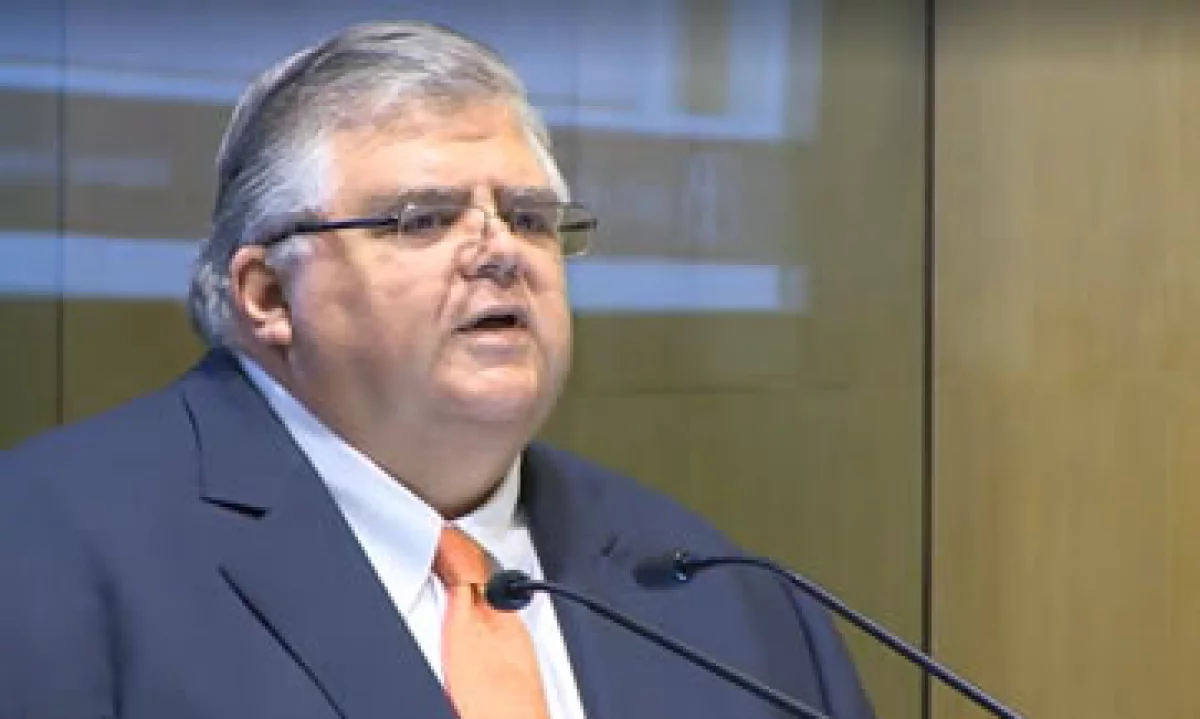 Agustín Carstens, titular de Banxico, dice que el peso está subvaluado ante el dólar estadounidense. (Foto: Tomada de ustream.tv/channel/banxico )
