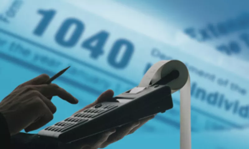 Un factor en la baja fue el descenso del crudo y la exclusión del alza al impuesto a las ventas del año pasado en la comparativa anual. (Foto: Thinkstock)