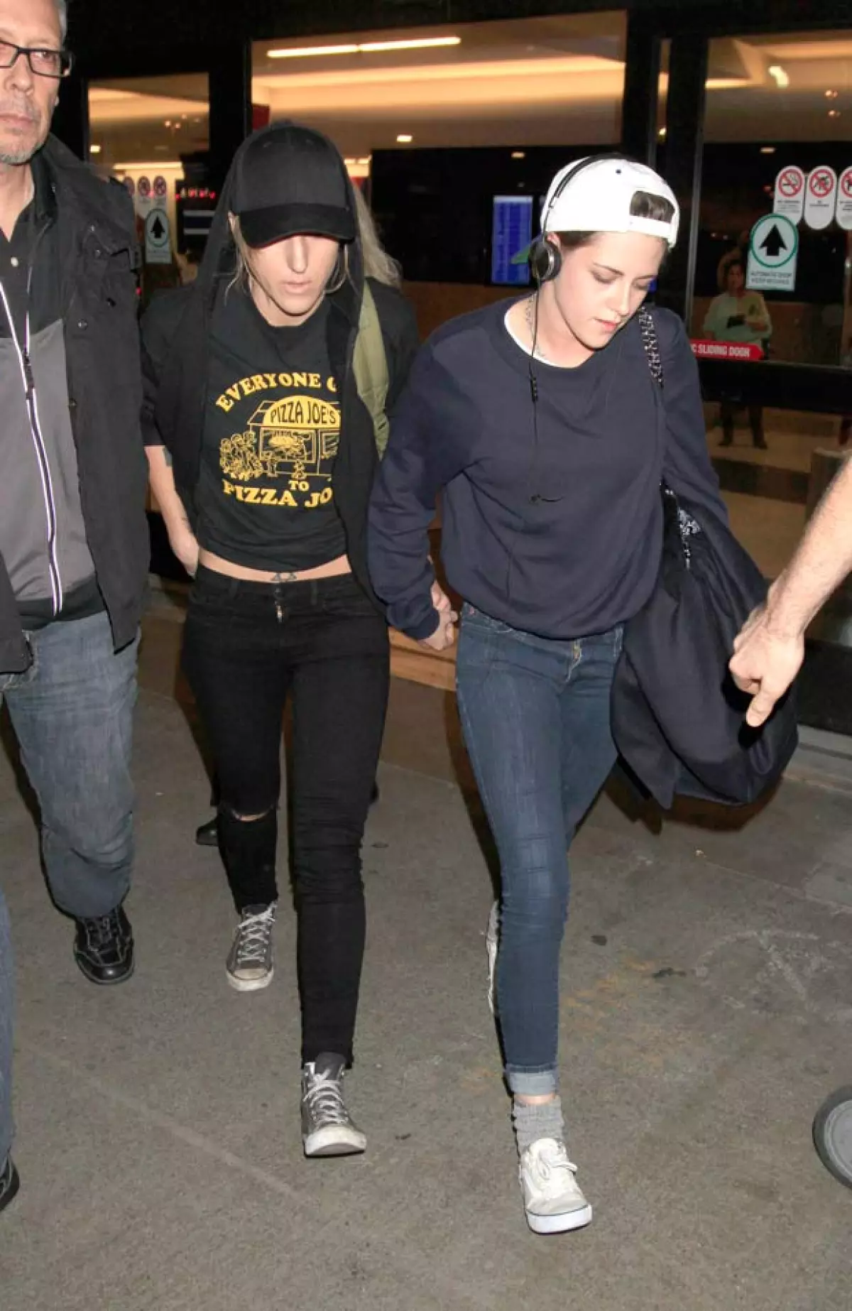La pareja fue captada saliendo del aeropuerto LAX en Los Ángeles tomadas de la mano.