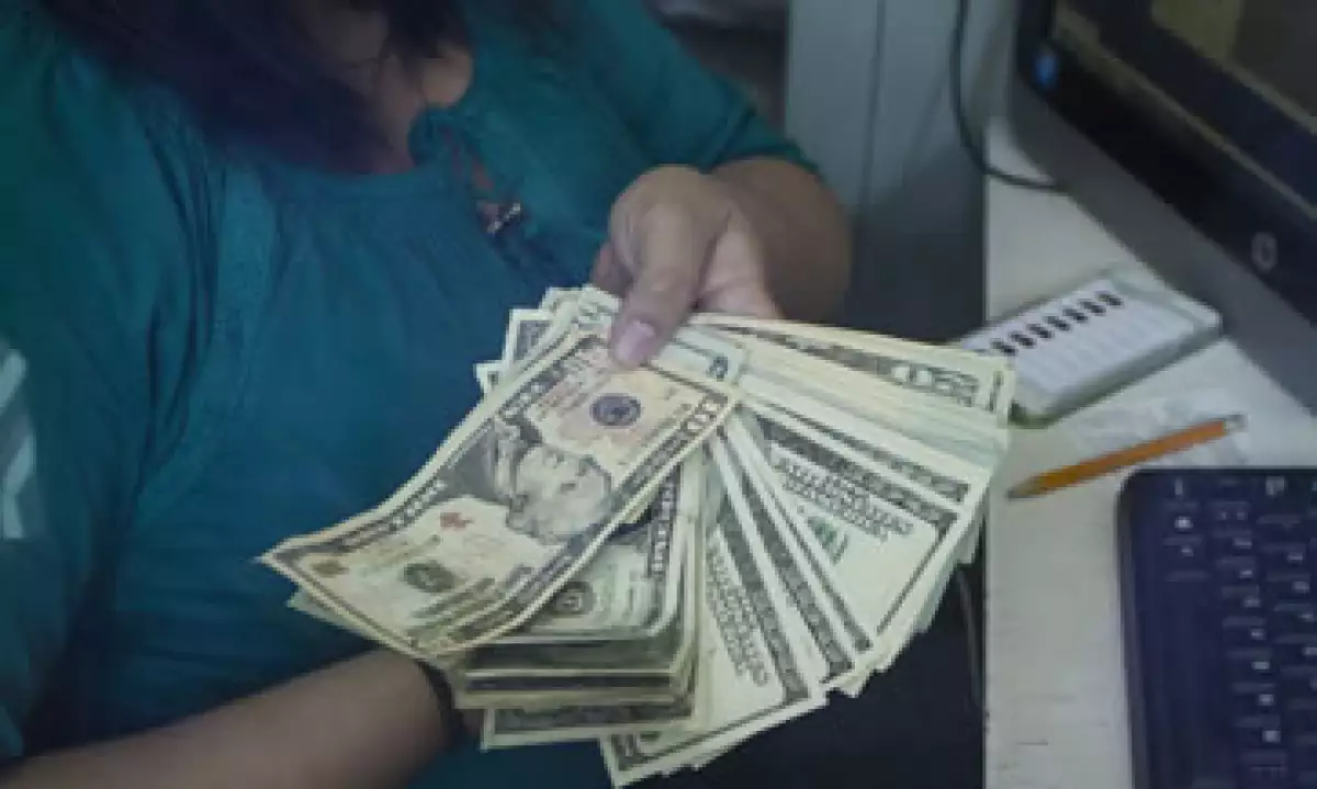 El dólar se compra en 16.85 pesos en ventanillas bancarias. (Foto: Cuartoscuro)