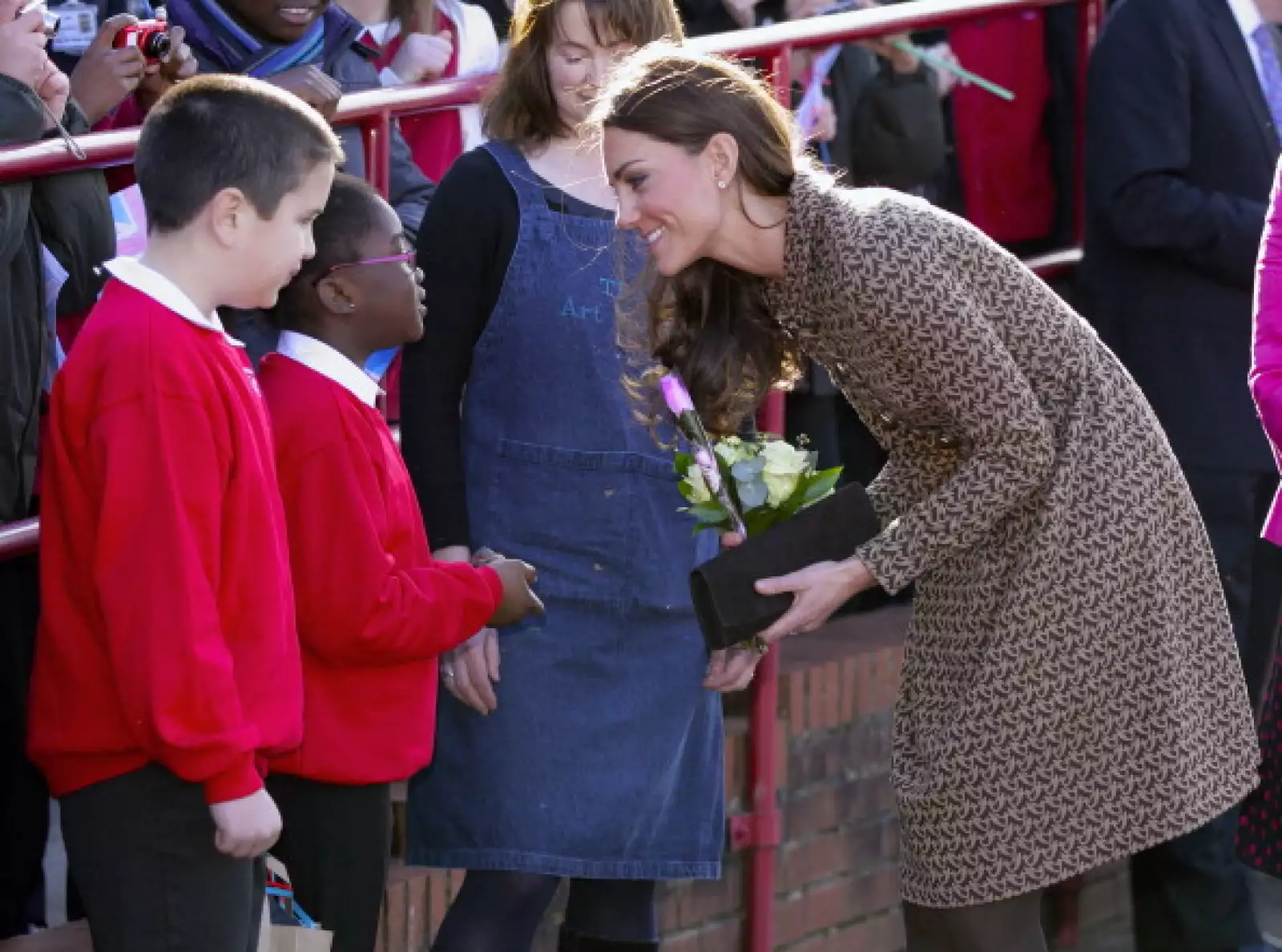 La Duquesa se preocupa por escuchar a los más pequeños.