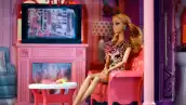 La muñeca más famosa del mundo ha tenido muchas versiones y juguetes, por lo que te presentamos algunos que seguro tuviste cuando eras niña.