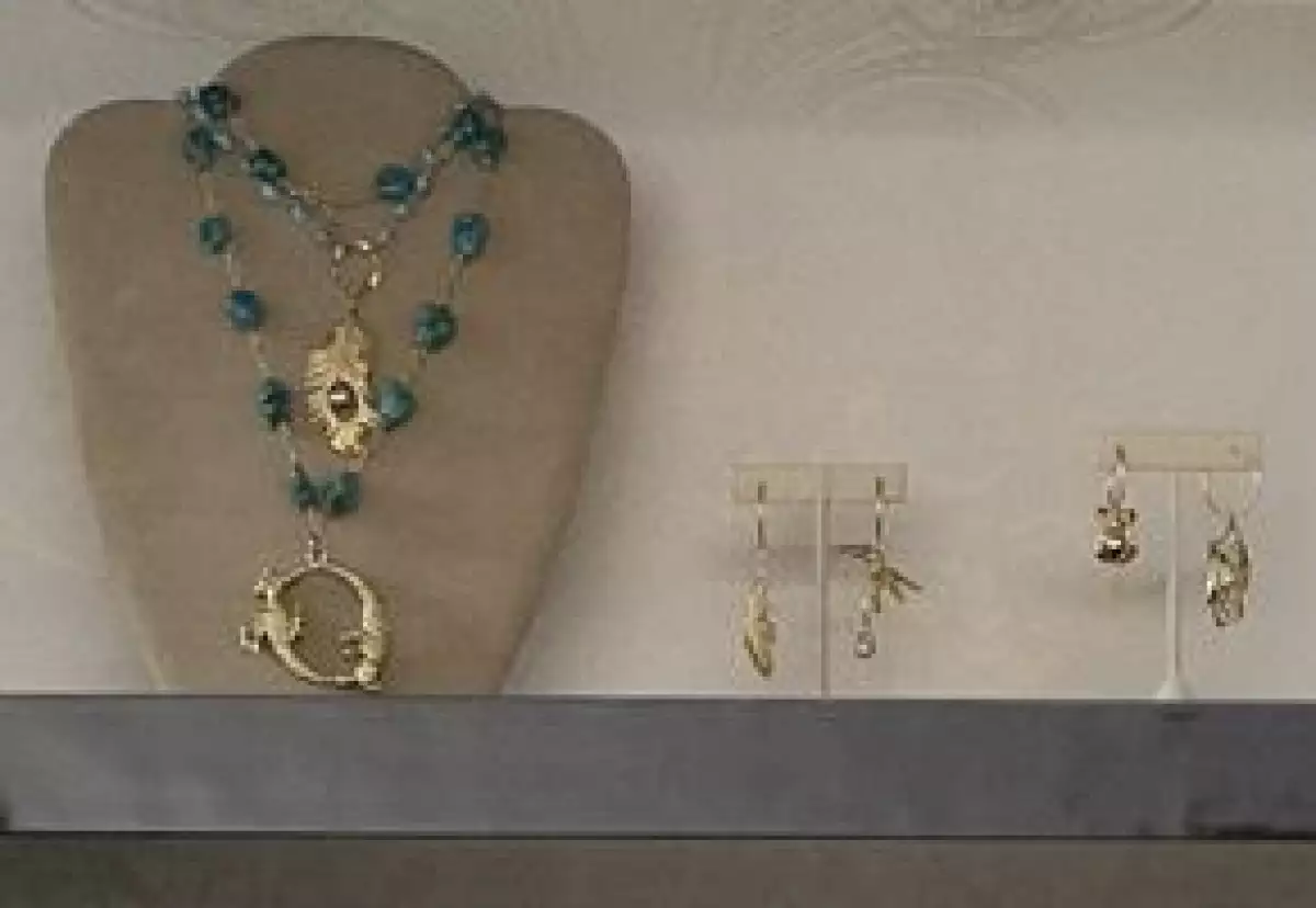 Desde piedras hasta dijes con significado, siguen marcando tendencia.