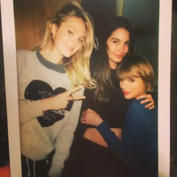 Las tres amigas muy divertidas antes de sus respectivas presentaciones en el desfile de Victoria´s Secret.