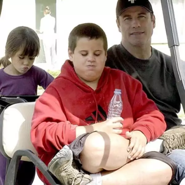 Jett, el hijo de John Travolta falleció tras sufrir un ataque de epilepsia y pegarse en la cabeza en la tina de baño en la casa donde pasaba las vacaciones.