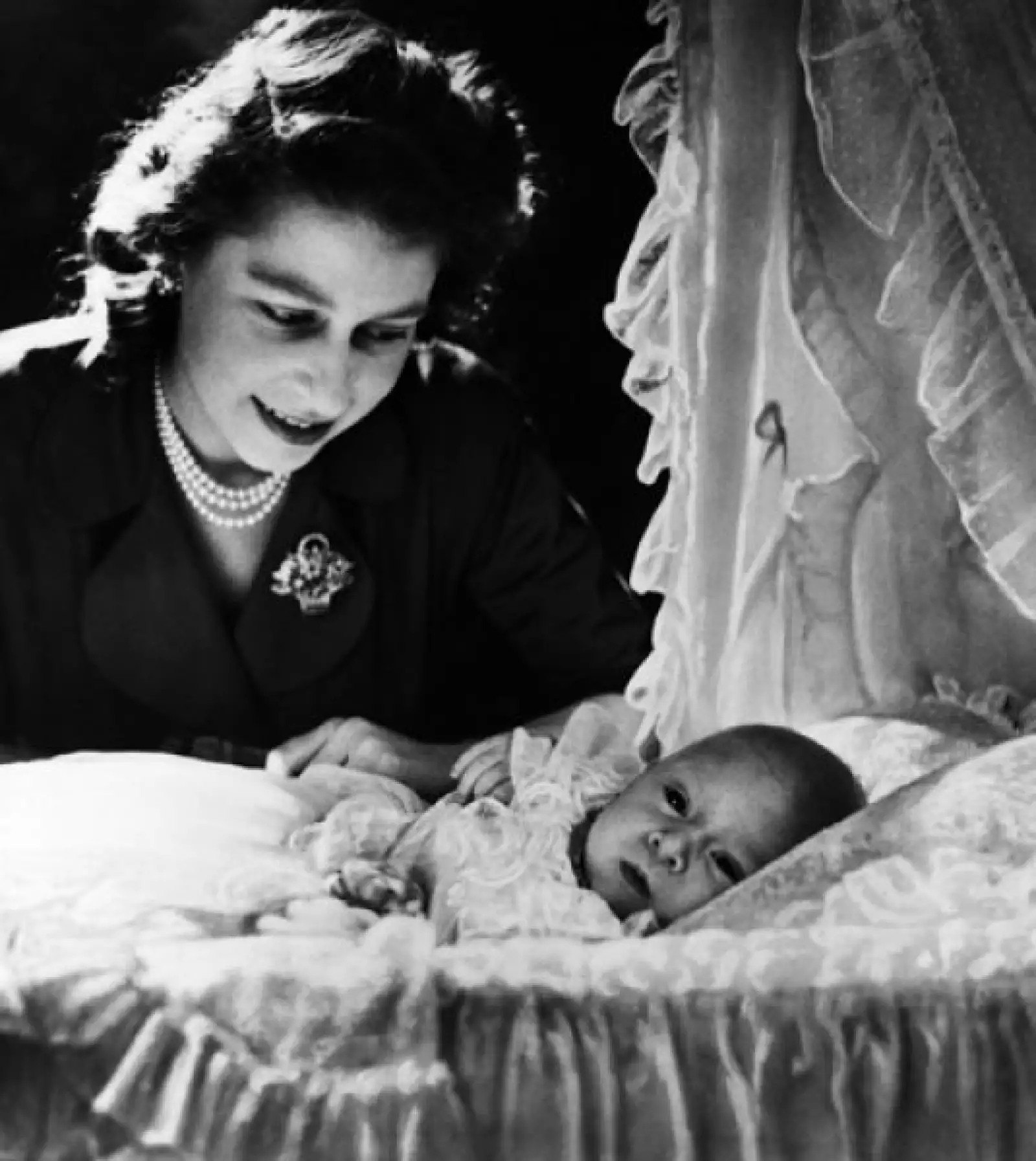 (1948. A semanas de nacido.) Educado desde la cuna para ser rey, Carlos Felipe Arturo, príncipe de Gales, quien nació en el palacio de Buckingham el 14 de noviembre de 1948, es el primer heredero a la corona que llega a las seis décadas de vida sin haber ascendido al trono.