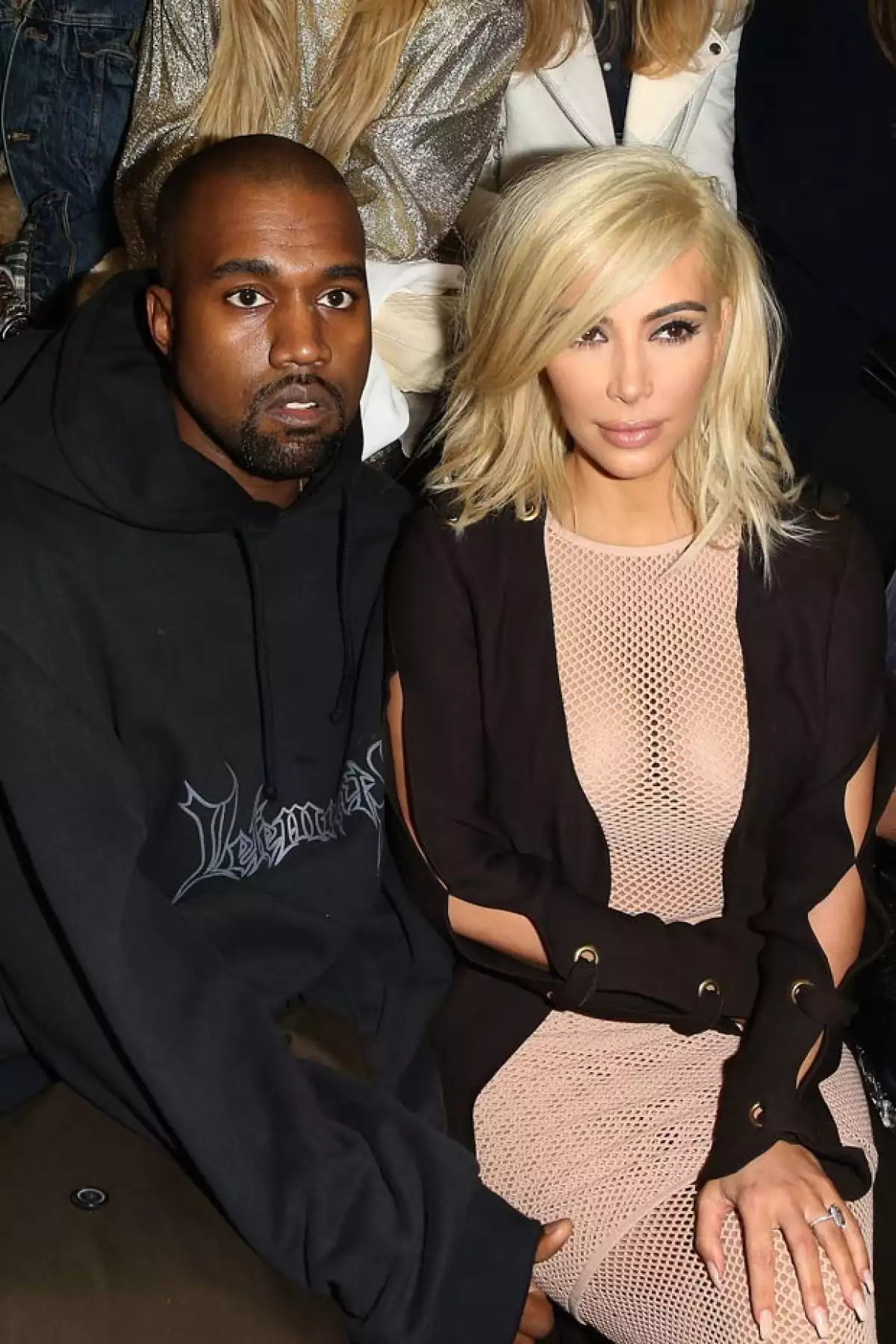 Por más que cruzó los brazos, Kim no pudo evitar sufrir un accidente con su atrevido atuendo.