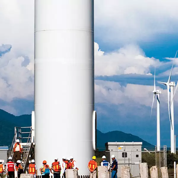 En total, tiene 27 torres eólicas, cada una con altura de 80 metros y un radio de aspas de 44.5 metros. 20 aerogeneradores están instalados en el ejido La Matay el resto en La Ventosa.