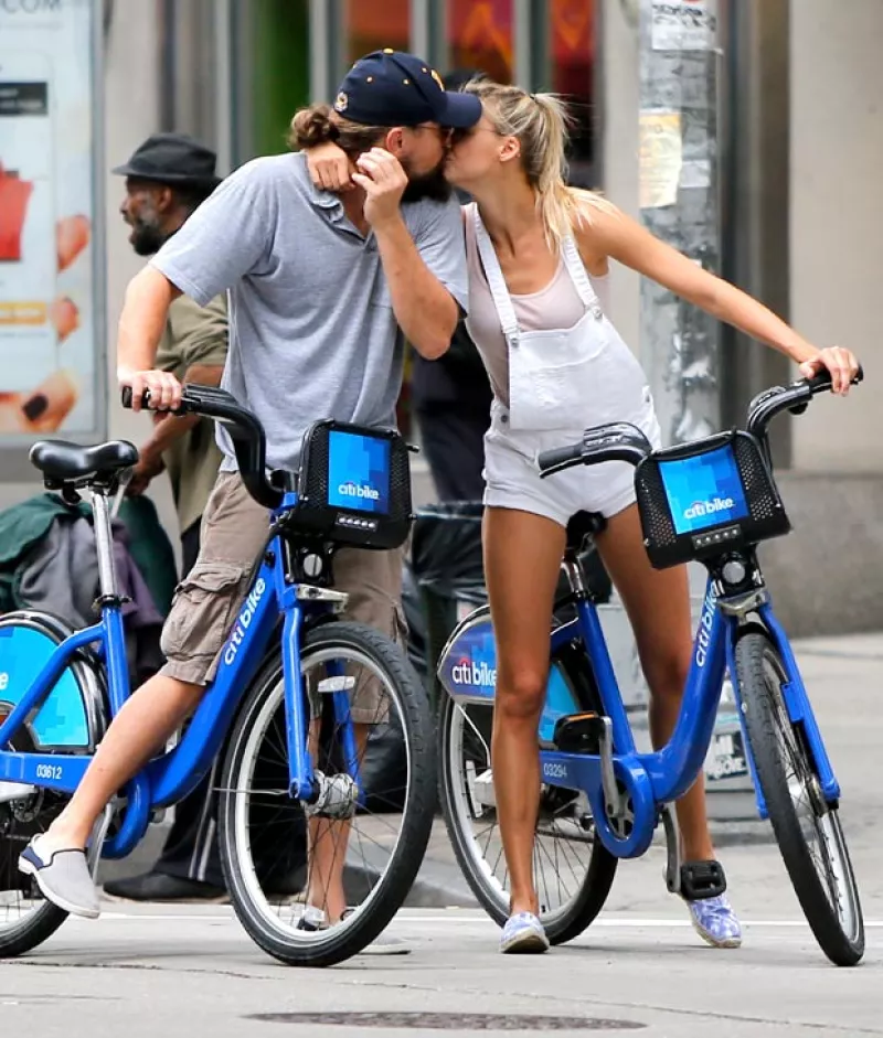 Tras unos breves rumores de una relación entre el actor y la modelo, ahora son vistos en un plan romántico besándose por las calles de Nueva York.