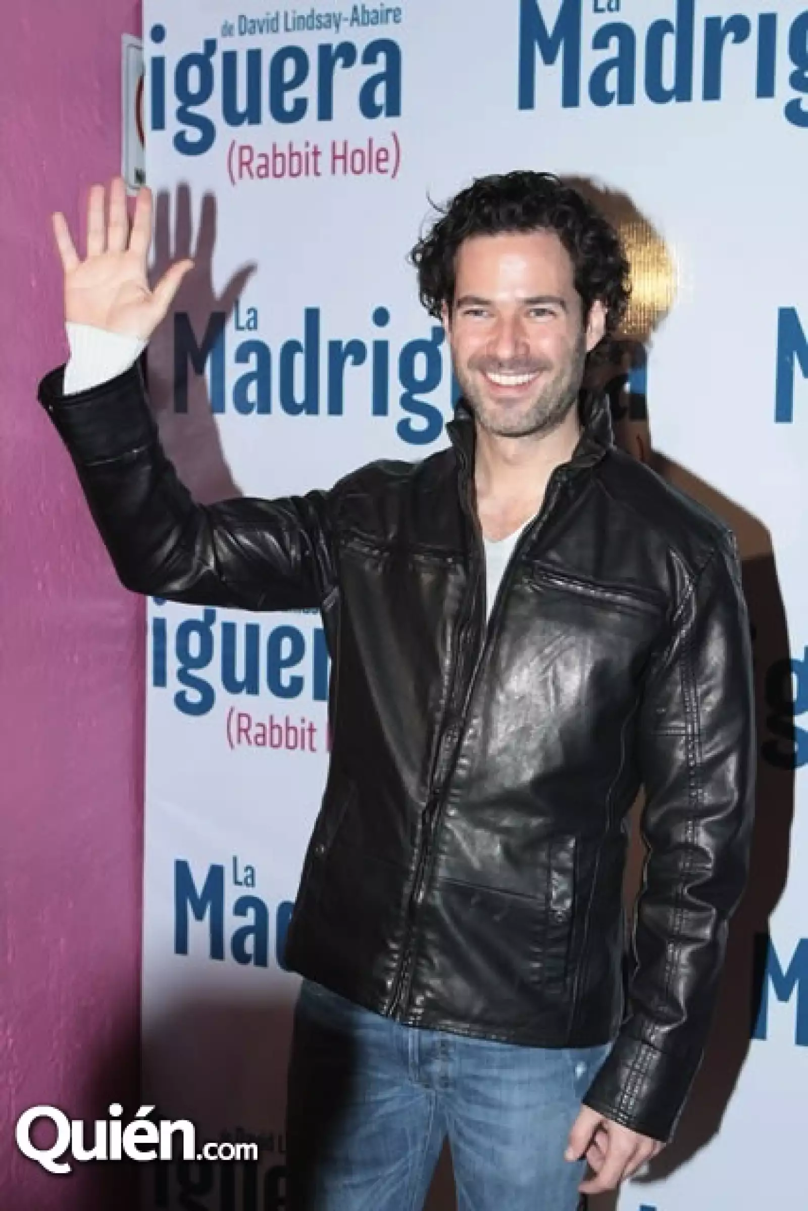 Emiliano Salinas fue el más asediado por la prensa a su llegada al teatro.