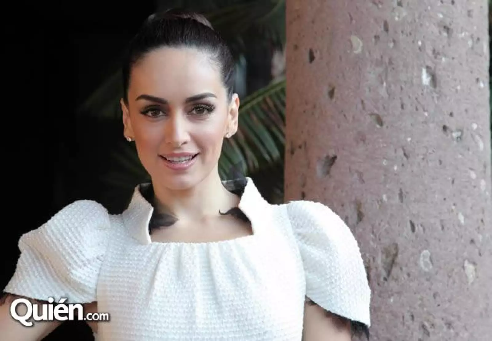 Ana de la Reguera optó como look, un gran chongo.