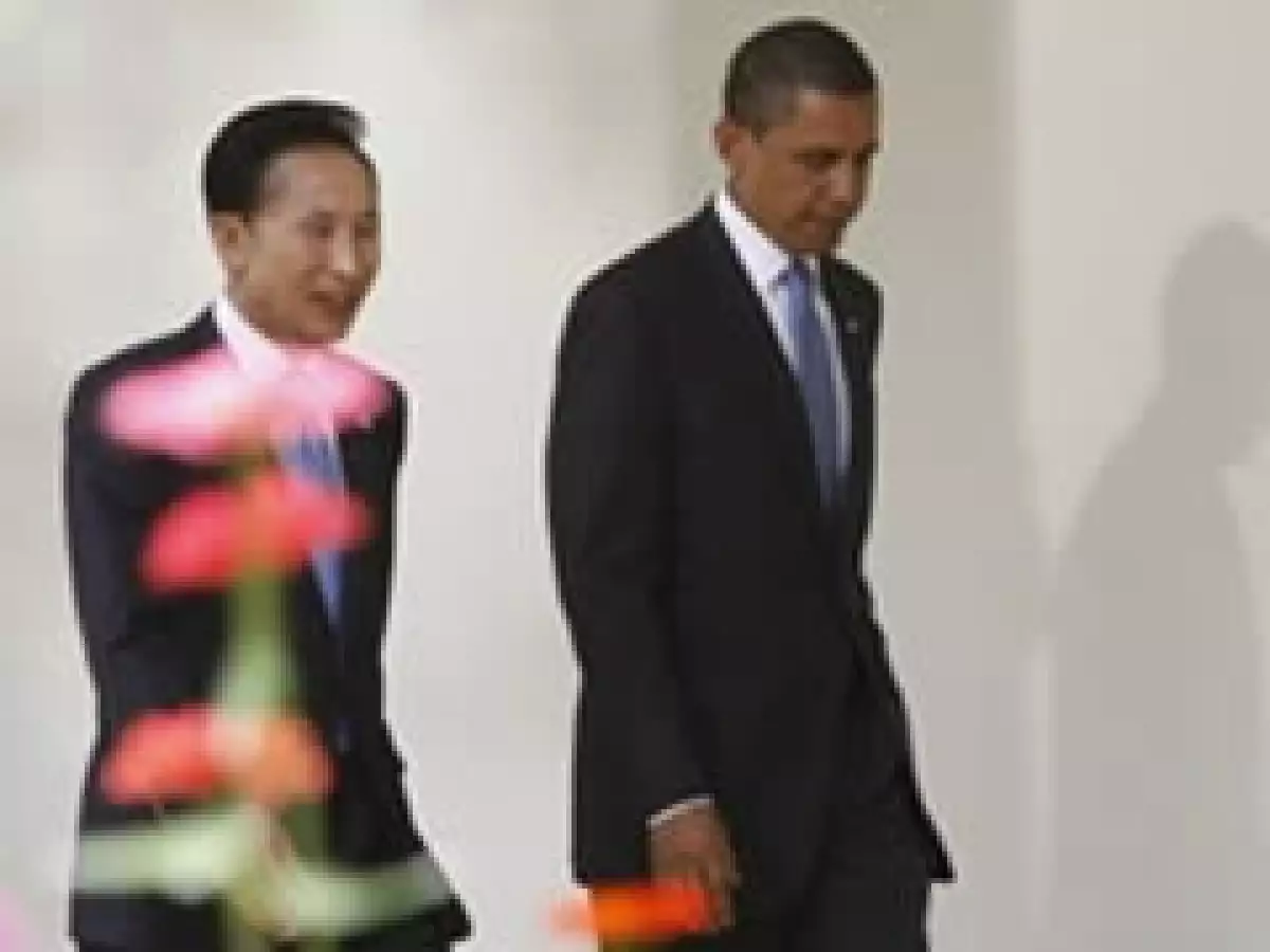 Unos 3,000 hombres acreditaron a Obama como el más elegante. En la foto, con el premier de Korea Lee Myung-bak. (Foto: AP)