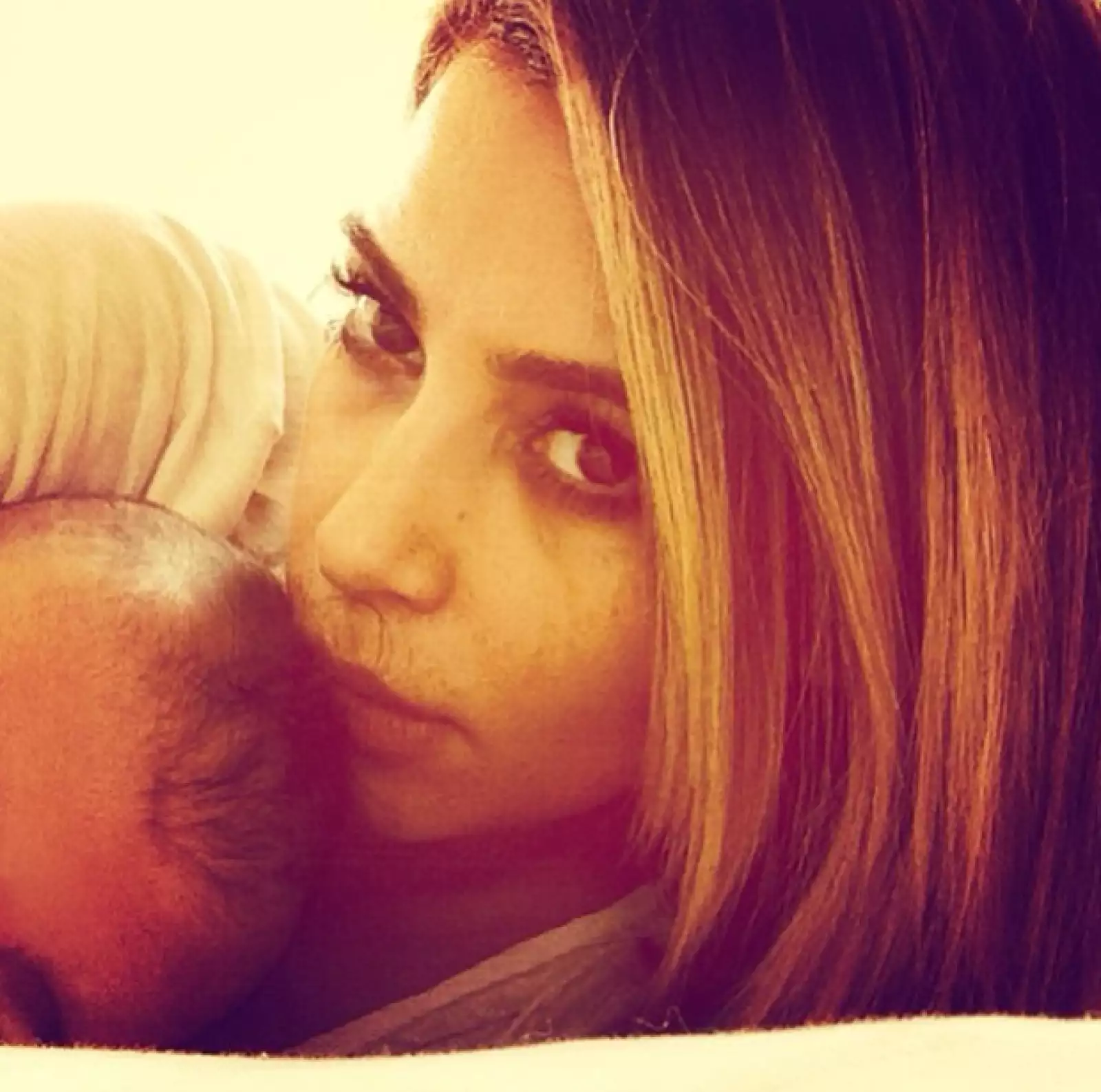 Kim Kardashian disfruta de los mejores momentos de la vida como compartir tiempo con Baby North desde su cama.