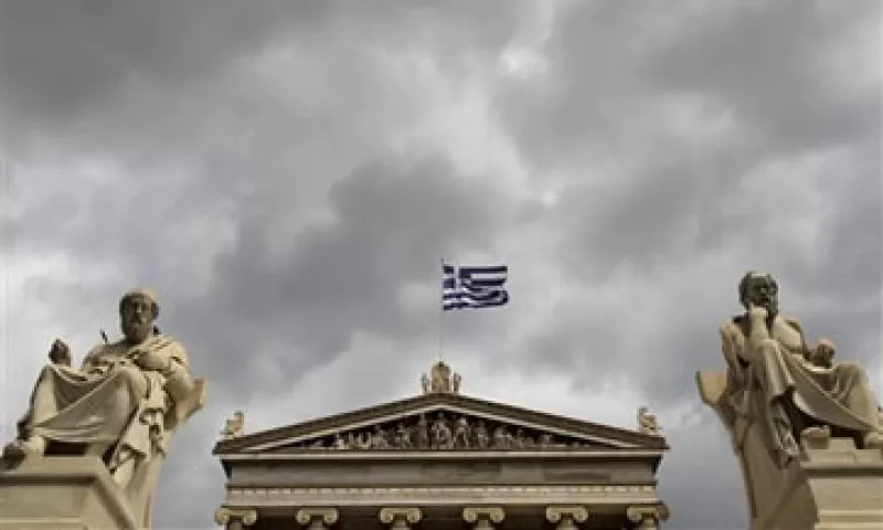 Fitch dijo que la reducción en las tasas de interés que Grecia paga sobre su deuda le da una oportunidad de recuperar su solvencia. (Foto: AP)