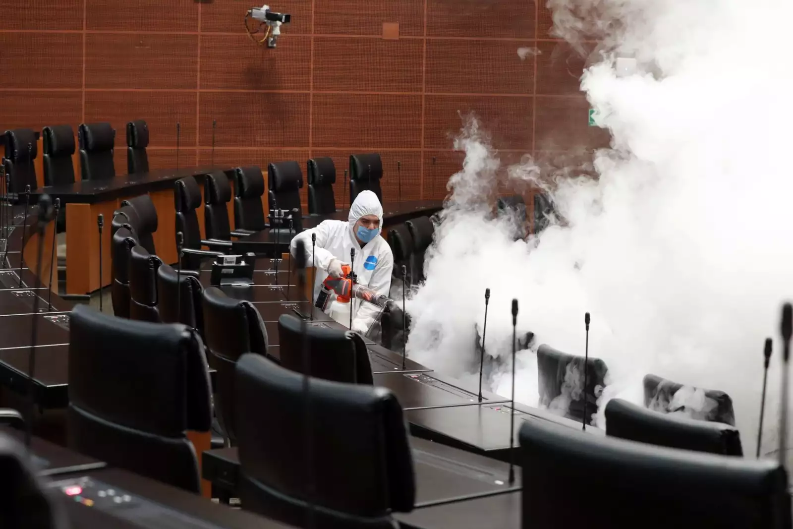 Trabajadores especializados realizaron un proceso de sanitización en el salón de plenos del Senado de la República