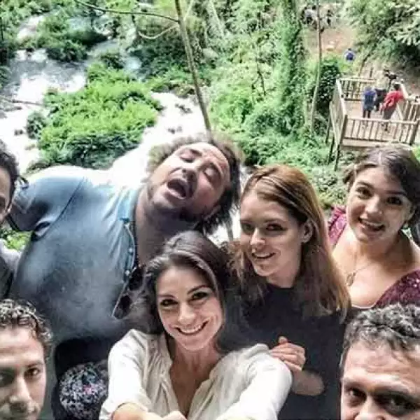 La pareja junto al elenco de la telenovela.
