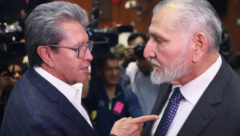 Imagen ilustrativa. Ricardo Monreal, diputado de Morena, y el senador Adán Augusto López, senador de Morena, dialogan al término de la sesión ordinaria de la Comisión Permanente en mayo de 2025. 