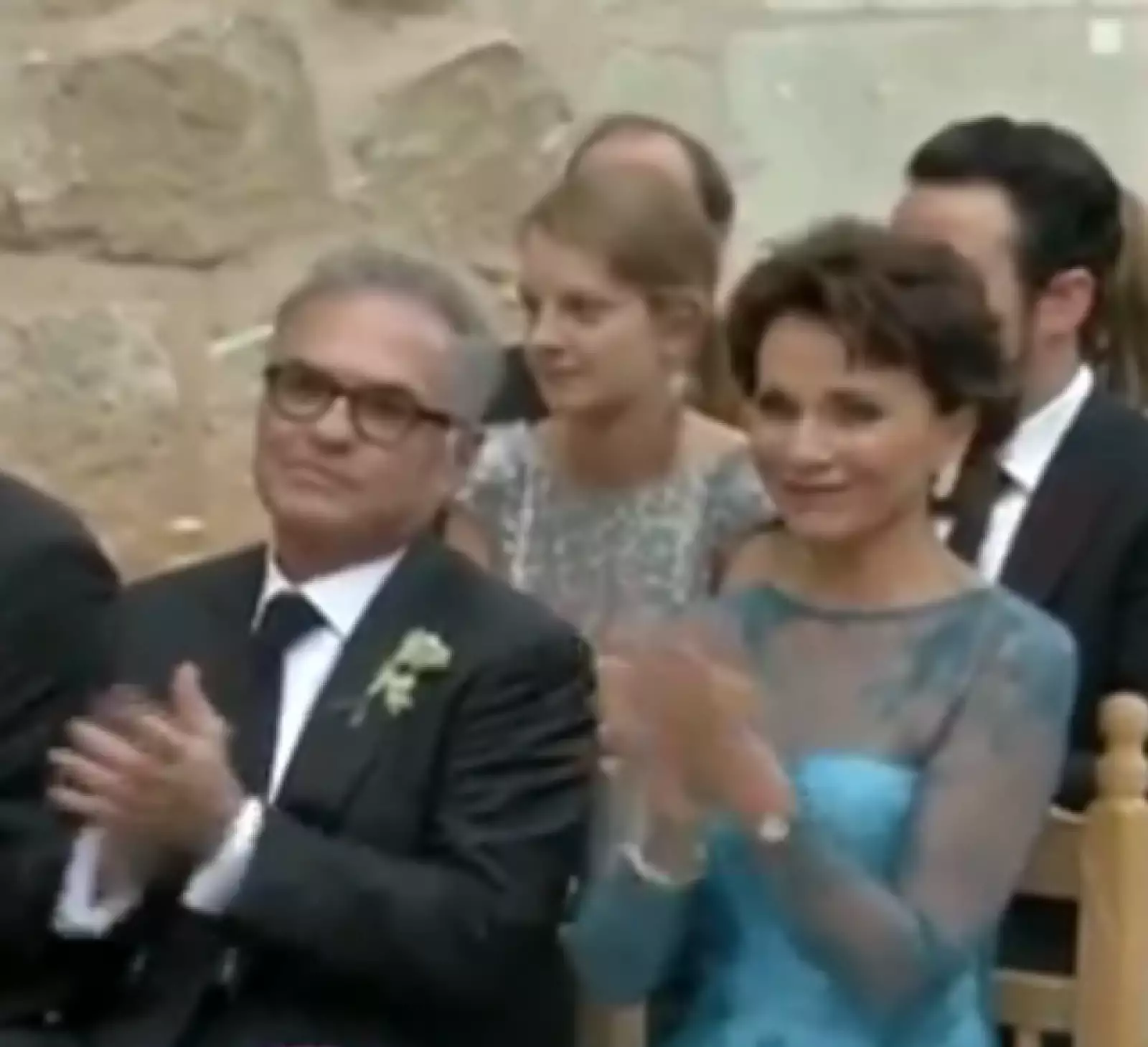 Los orgullosos y emotivos papás del novio, Álvaro Dávila y Pati Chapoy.