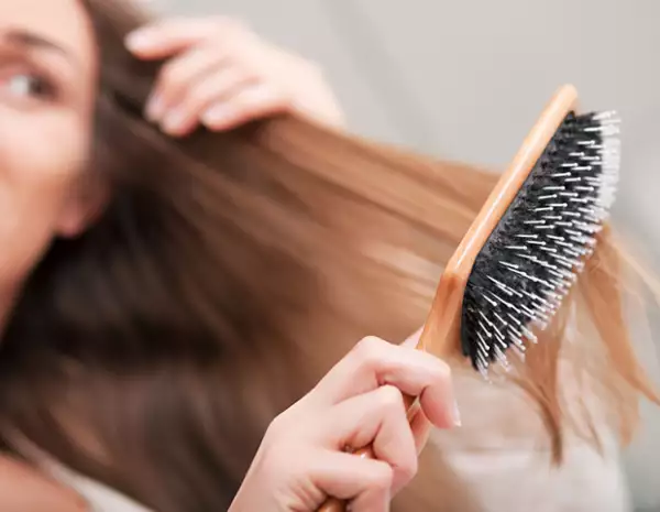 Recuerda: evita cepillar tu pelo con un cepillo de plástico y opta por un de cerdas naturales.