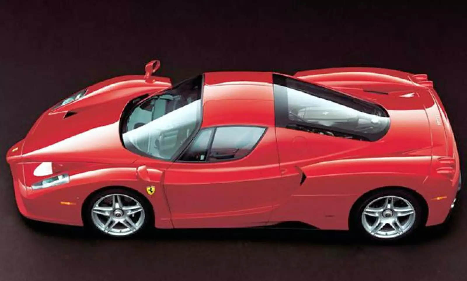 Construido enteramente en fibra de carbón, este modelo es obra del diseñador japonés Ken Okuyama. El piloto Michael Schumacher estuvo involucrado en el desarrollo y puesta a punto de cada uno de los 400 autos que se fabricaron en dos años.