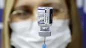 Una médico prepara una dosis de la vacuna de Pfizer/BioNTech contra el coronavirus que será usada como cuarta dosis, en un hospital en Tel Aviv, Israel. 