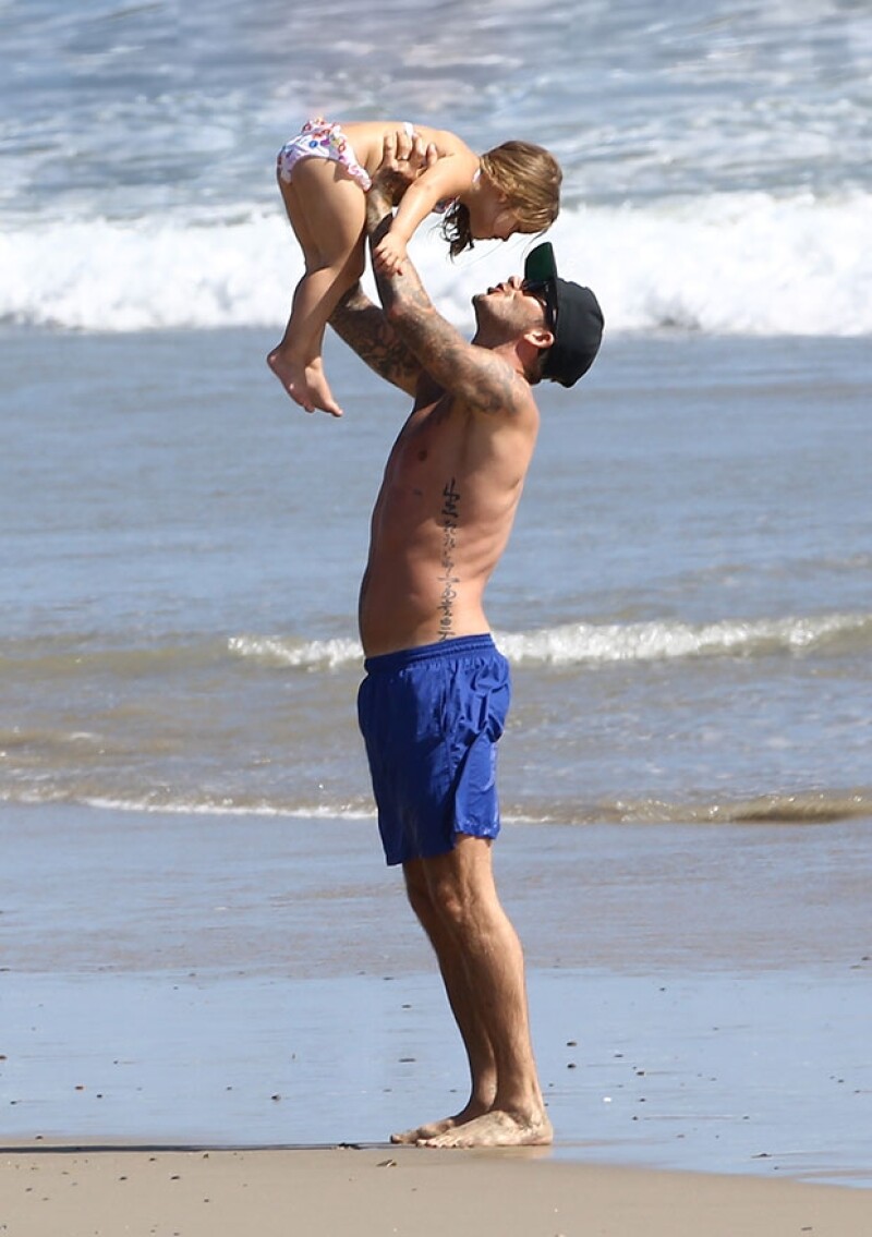 Beckham comparte momentos con cada uno de sus hijos. Aquí, con la pequeña Harper en la playa hace unas semanas.