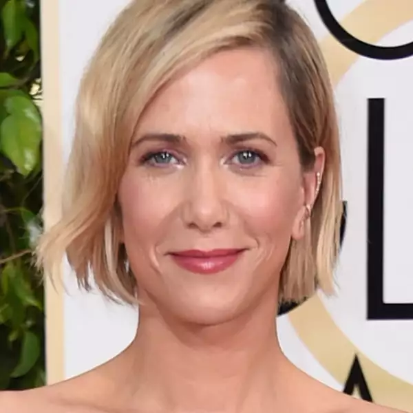 Kristen Wiig llegó con un bob mucho más corto del que tenía, uniéndose a esta tendencia.