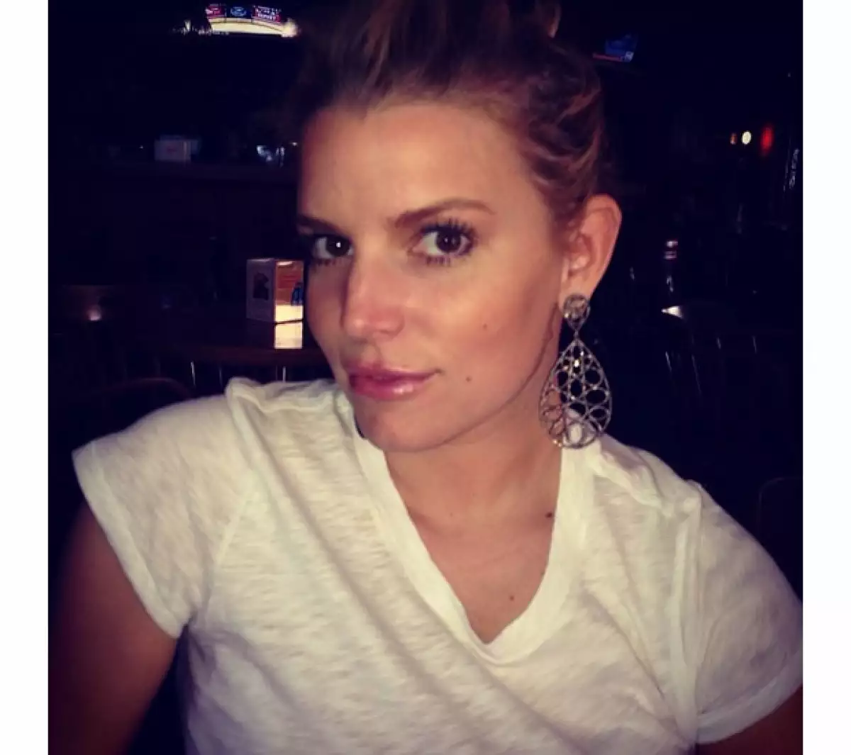 A pesar de que en esta imagen no se ve de cuerpo completo, su cara se ve más afilada y sus brazos más delgados.