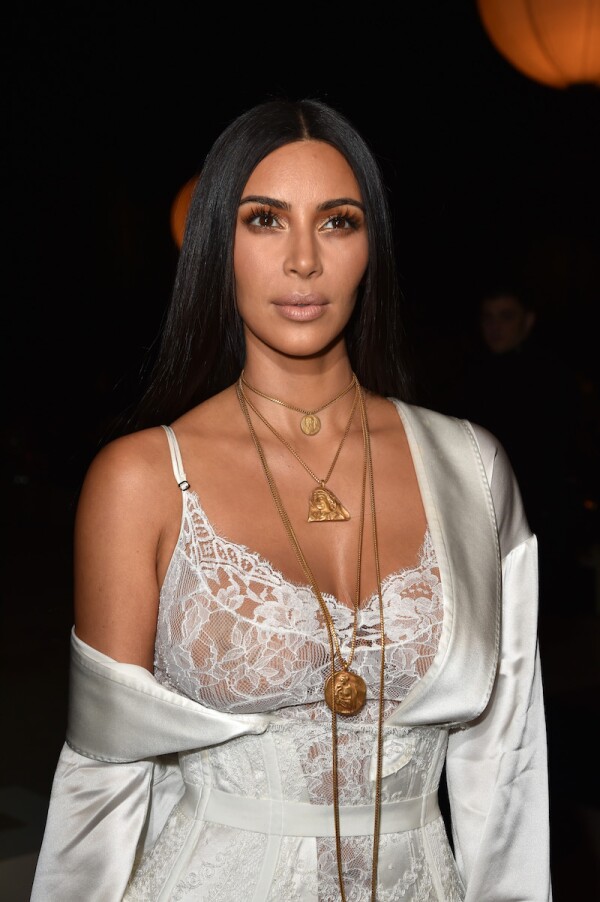 Givenchy : Front Row - Paris Fashion Week Womenswear Spring/Summer 2017