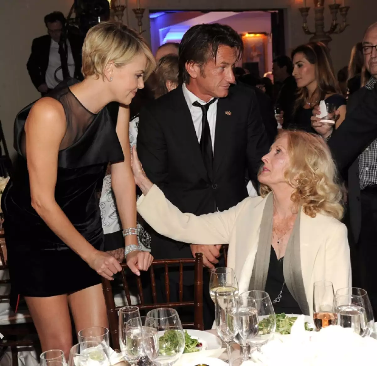 Charlize se acercó a saludar a la madre del actor, Eileen Ryan Penn.