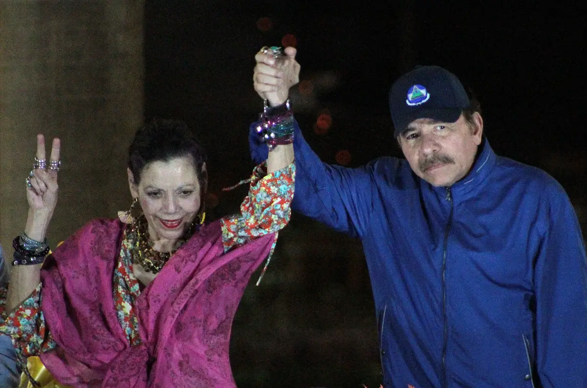 El presidente de Nicaragua, Daniel Ortega (derecha), y su esposa, la vicepresidenta Rosario Murillo, hacen gestos a la multitud durante la inauguración del paso elevado de Nejapa, en Managua, el 21 de marzo de 2019. 