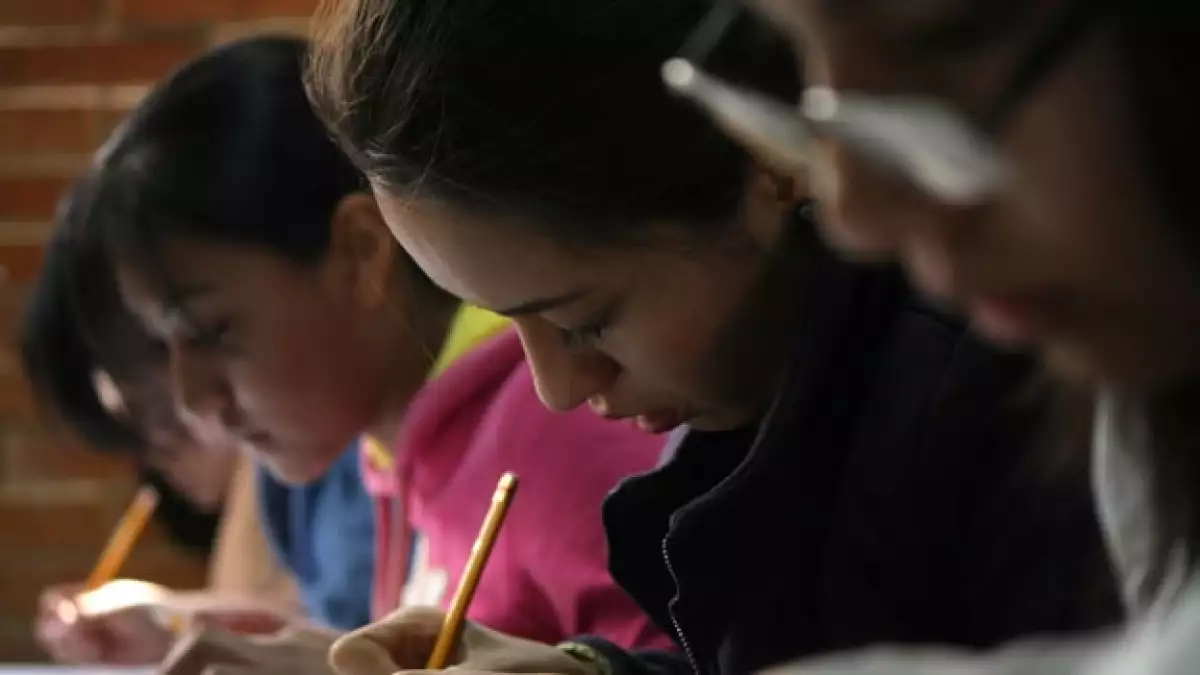 jovenes realizan examen de admision a la unviersidad