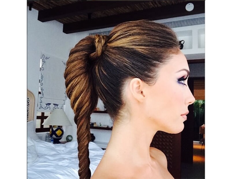 El peinado que eligió fue totalmente adecuado para la ocasión y diseño que llevó la actriz. La `fish tail´, le permitió lucir su maquillaje y escote de manera ideal.